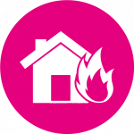 Weißes Icon eines Hauses mit einer lodernden Flamme davor in einem pinken Kreis.