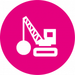 Weißes Icon eines Kettenbaggers mit einer Abrissbirne in einem pinken Kreis.