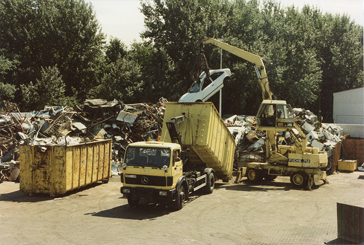 Historischer Hirsch-LKW beim Entladen von Wertstoffen auf dem Betriebsgelände in Bremen