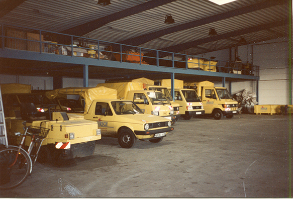 Historische Firmenfahrzeuge in einer Werkshalle von Hirsch